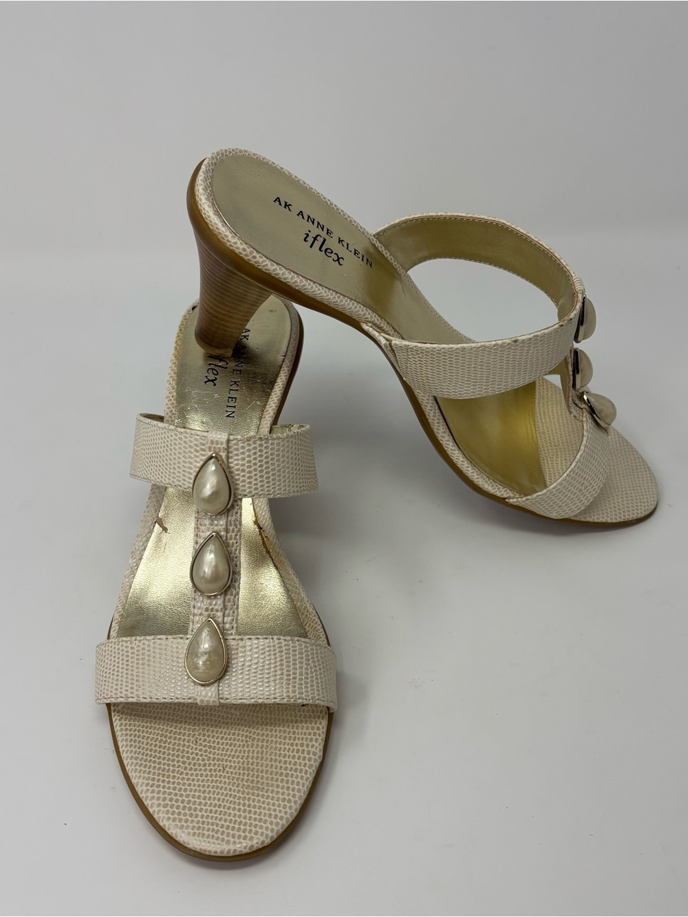 AK Anne Klein iflex Zadie Sandals 9M Cream Faux Lizard Pearl Accent Heels